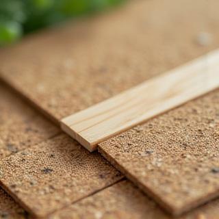 Primer plano de materiales de construcción ecológicos como el corcho y el bambú